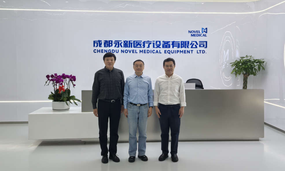 黃鋼會長、李亞明理事長參觀永新醫(yī)療.png